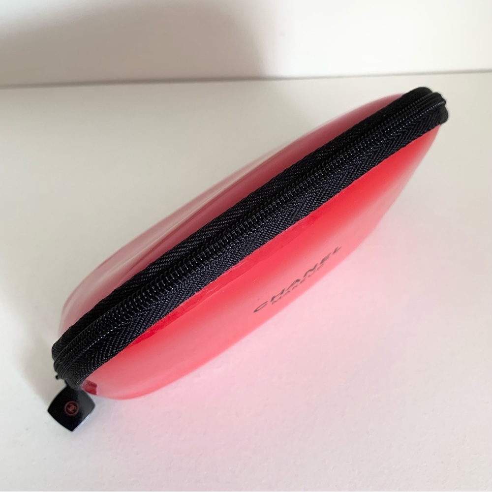 Hold Chanel Red zippy pouch - Picture 8 of 15